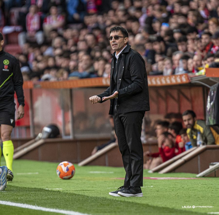 Garitano en su primer partido dirigiendo al Sporting en El Molinón (LA LIGA)