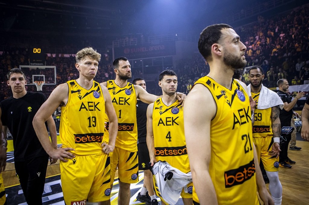 Jugadores del AEK tras caer ante Unicaja (BCL).