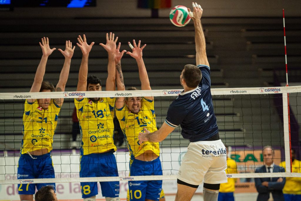 Mateusz Frac intenta superar la defensa amarilla (CEDIDA)
