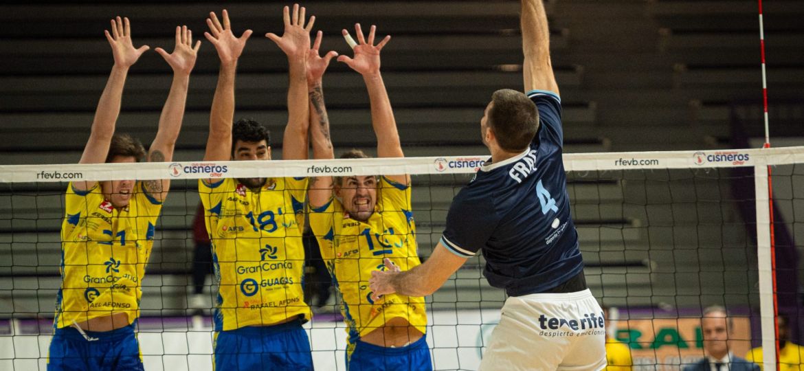 Mateusz Frac intenta superar la defensa amarilla (CEDIDA)