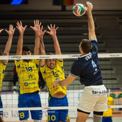Mateusz Frac intenta superar la defensa amarilla (CEDIDA)