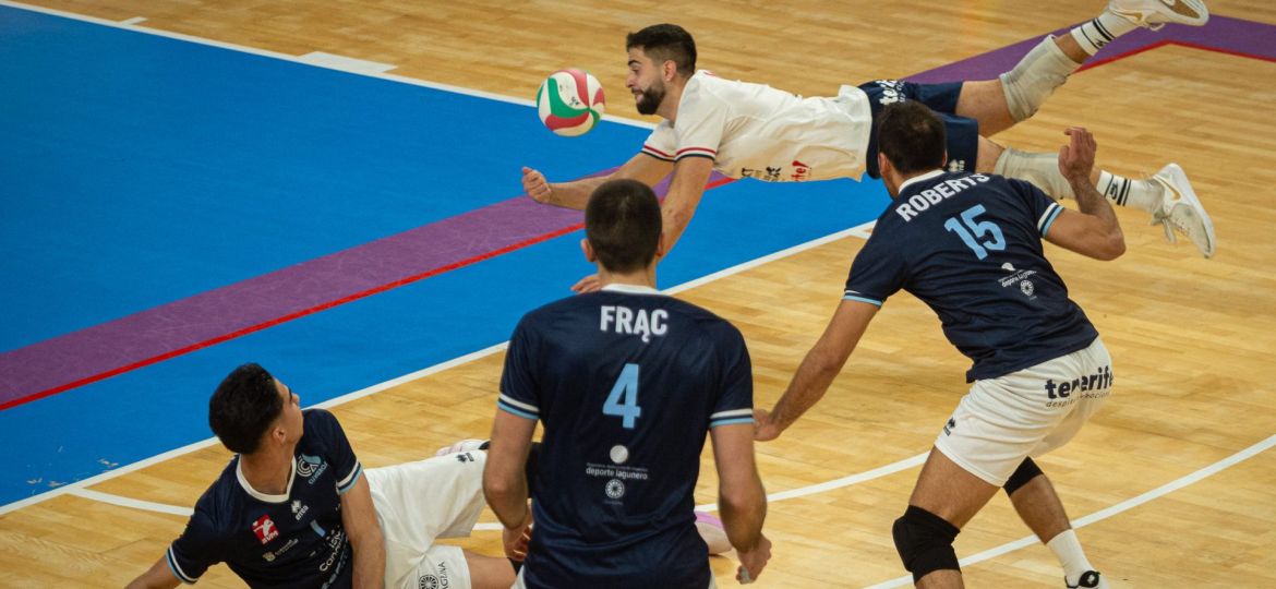 Arnau Masià se lanza a salvar un balón (CEDIDA)
