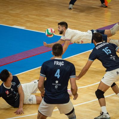 Arnau Masià se lanza a salvar un balón (CEDIDA)