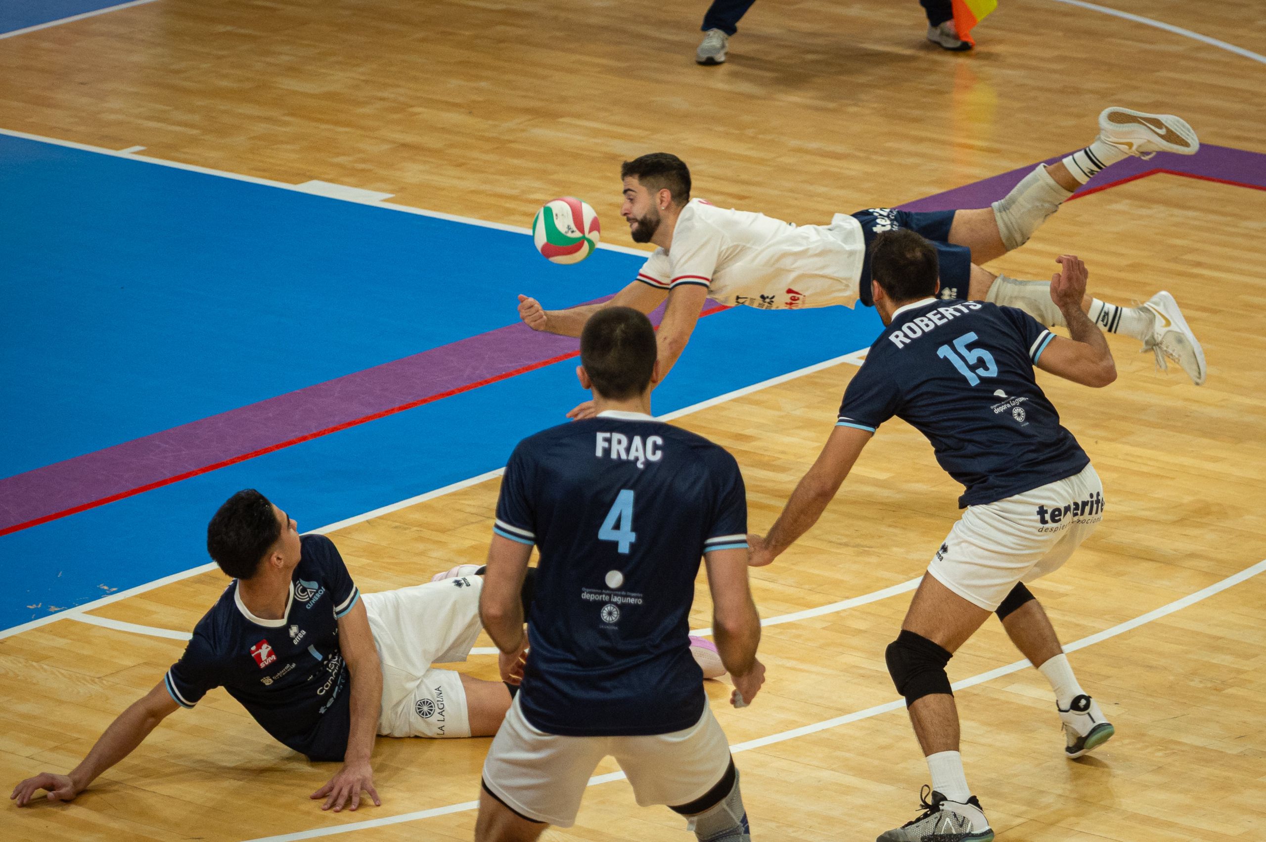 Arnau Masià se lanza a salvar un balón (CEDIDA)