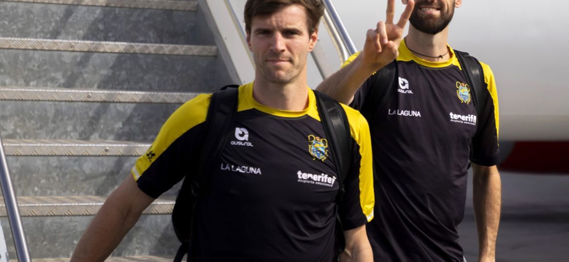 Aaron Doornekamp y Joan Sastre bajando del avión (CB Canarias)