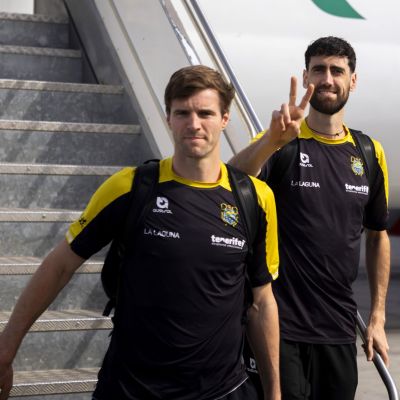 Aaron Doornekamp y Joan Sastre bajando del avión (CB Canarias)