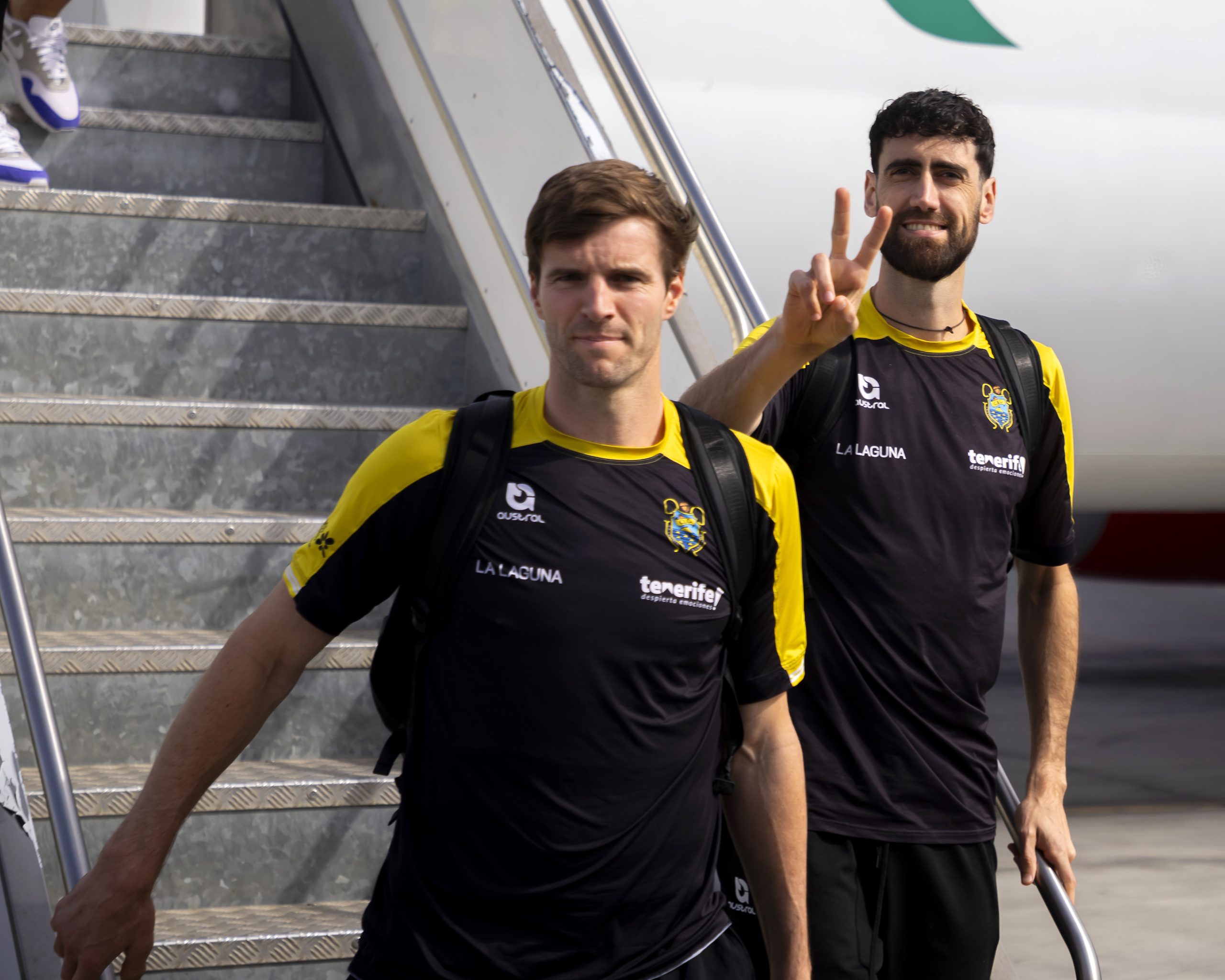 Aaron Doornekamp y Joan Sastre bajando del avión (CB Canarias)