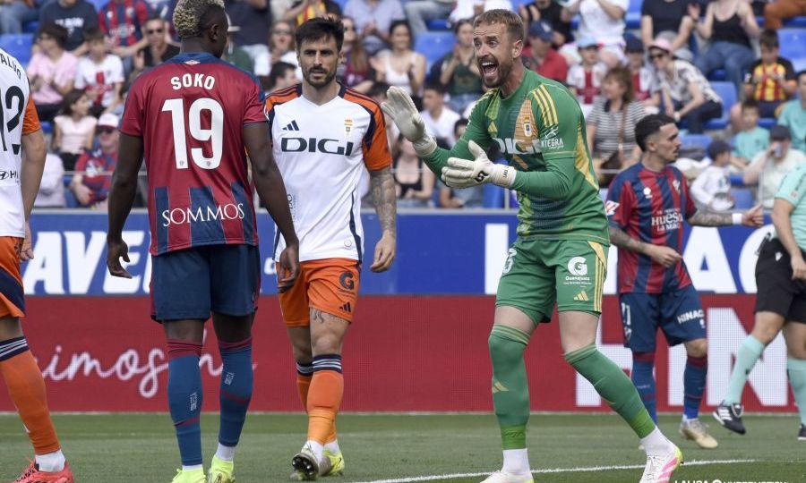 Aarón Escandel jugando ante el Huesca (LaLiga)