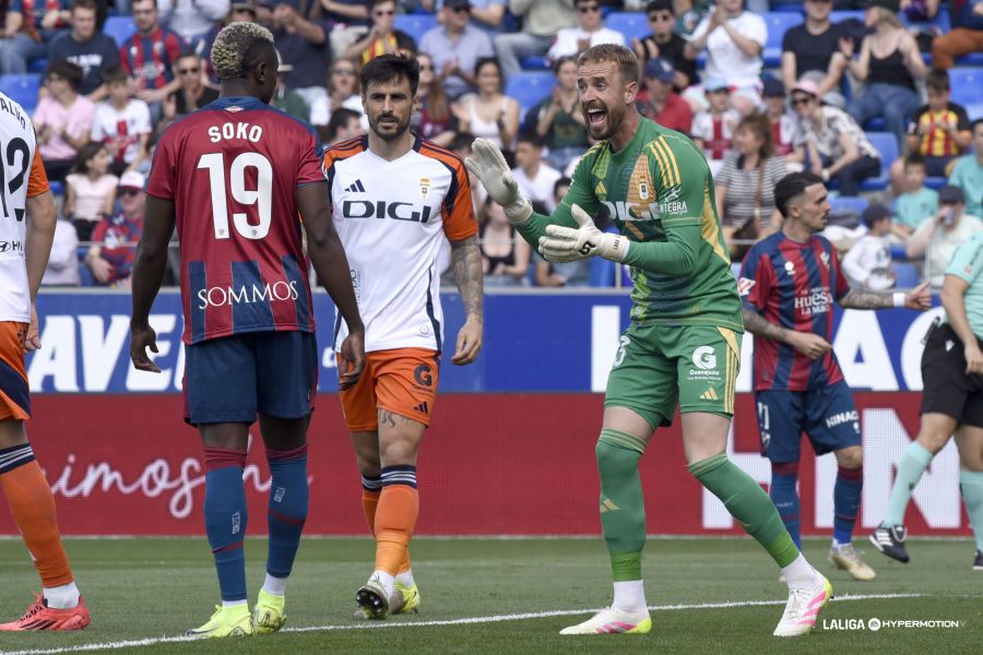Aarón Escandel jugando ante el Huesca (LaLiga)