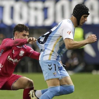 Aarón Martín agarra a Luismi Sánchez durante el partido en La Rosaleda (La Liga)|Aarón Martín agarra a Luismi Sánchez durante el partido en La Rosaleda (La Liga)