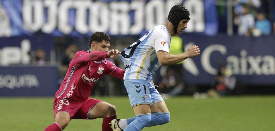 Aarón Martín agarra a Luismi Sánchez durante el partido en La Rosaleda (La Liga)|Aarón Martín agarra a Luismi Sánchez durante el partido en La Rosaleda (La Liga)