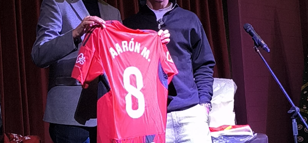 Aaron Martín con Francisco Linares alcalde de La Orotava (ISLA DE FÚTBOL)