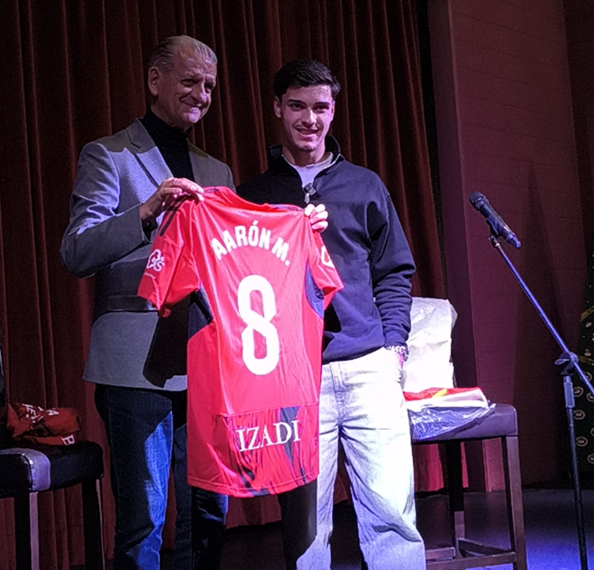 Aaron Martín con Francisco Linares alcalde de La Orotava (ISLA DE FÚTBOL)