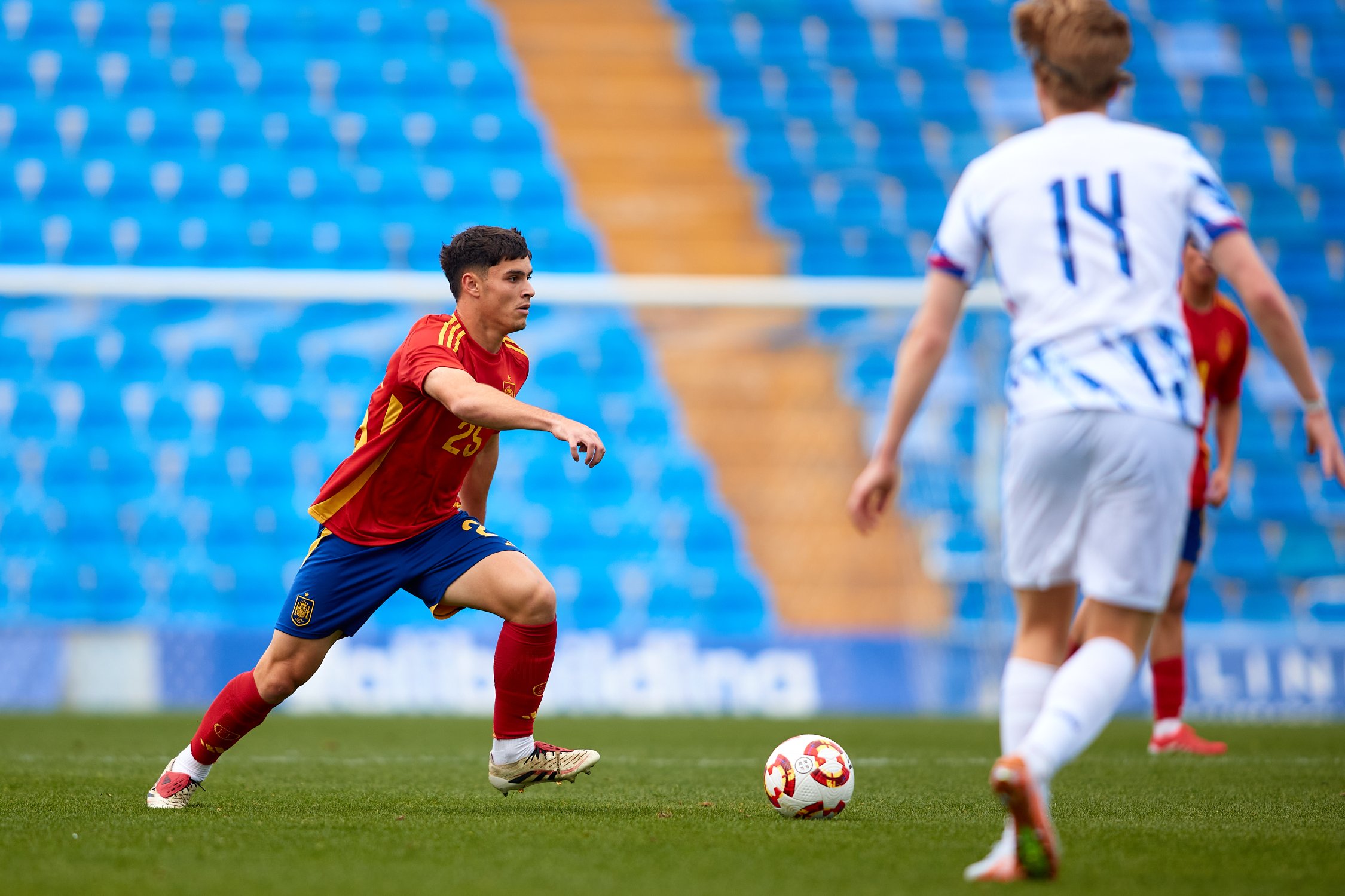 Aarón Martín con 'La Roja' ante Noruega (@RFEF)