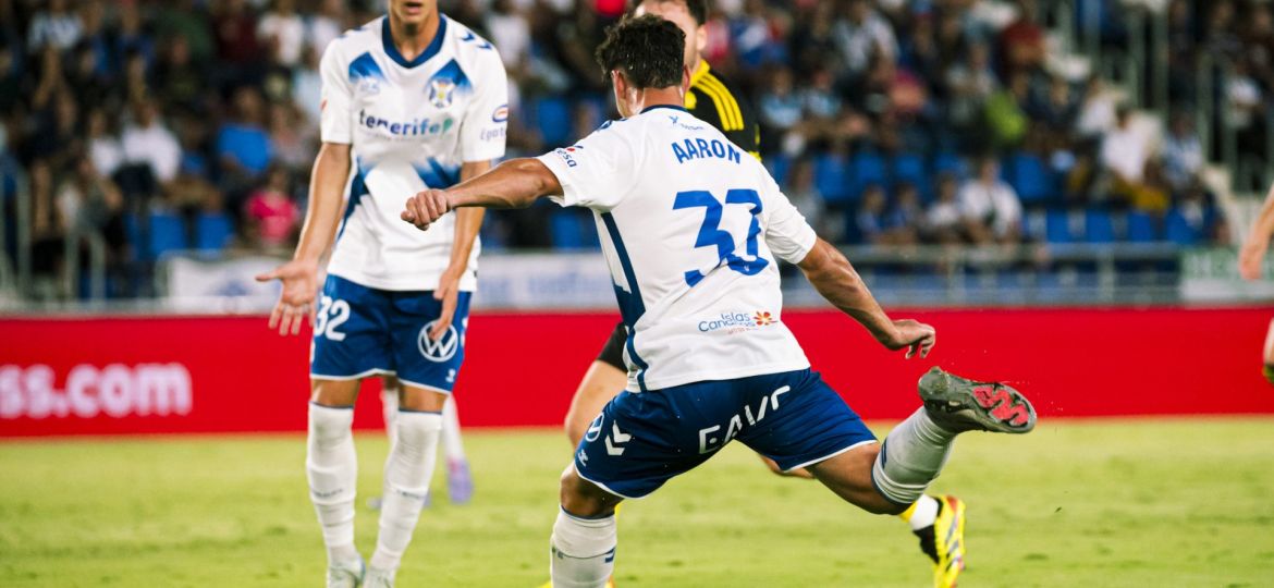 Aarón Martín en el disparo de su gol (@CDTOficial)