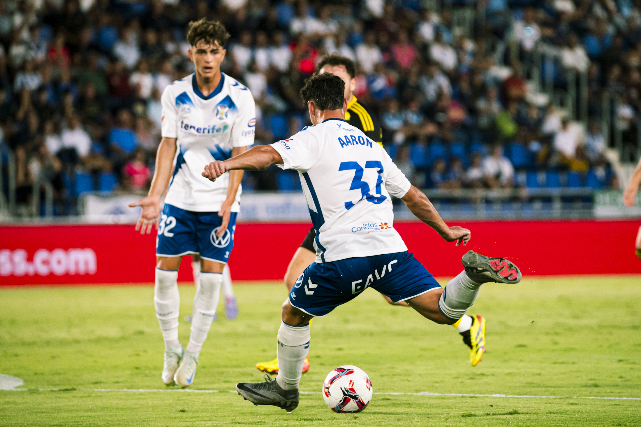 Aarón Martín en el disparo de su gol (@CDTOficial)