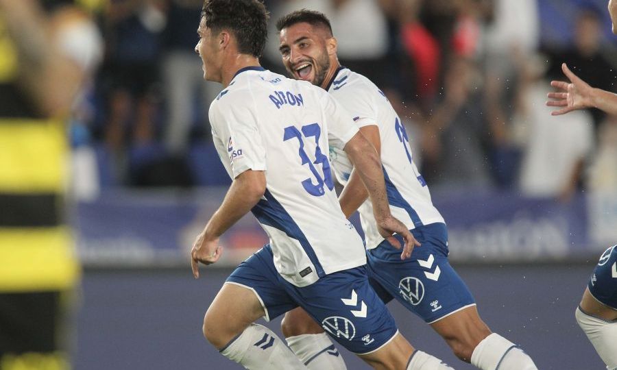 Aarón Martín y Mellot celebrando el gol del canterano (LA LIGA)