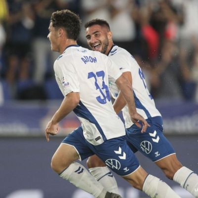 Aarón Martín y Mellot celebrando el gol del canterano (LA LIGA)