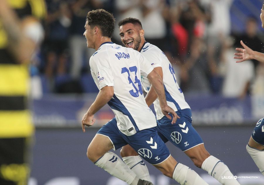 Aarón Martín y Mellot celebrando el gol del canterano (LA LIGA)