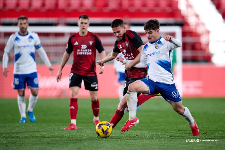 Aarón pugna por un balón ante el Mirandés (LALIGA).