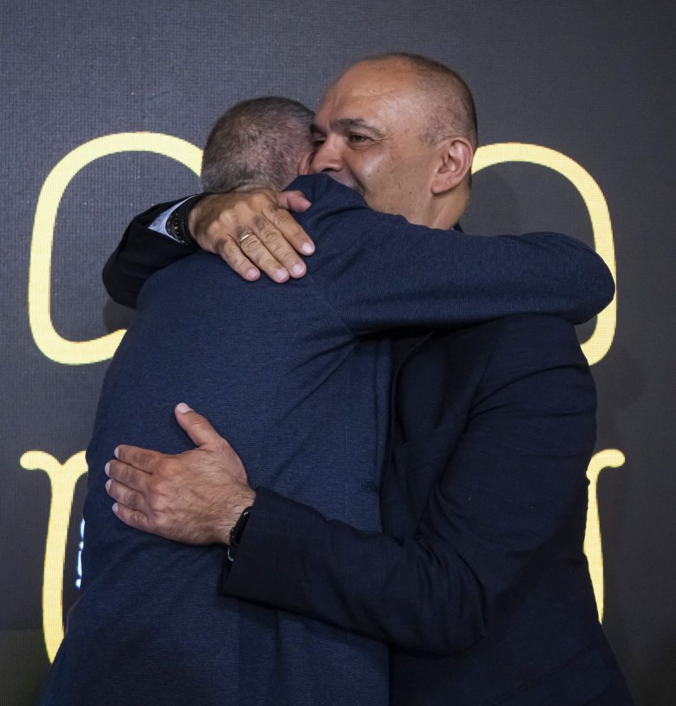 Abrazo entre Félix Hernández y Aniano Cabrera (CB Canarias)