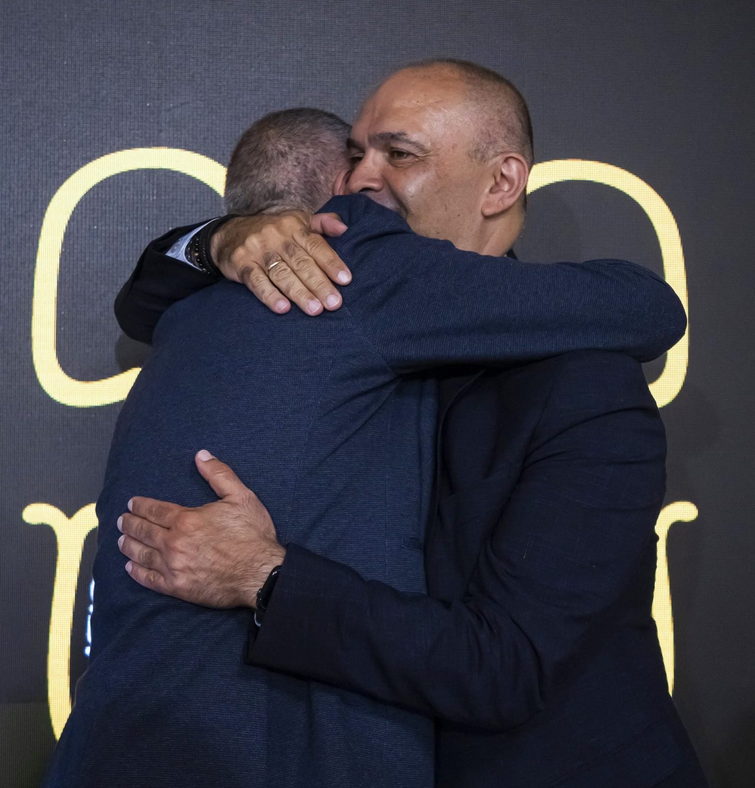 Abrazo entre Félix Hernández y Aniano Cabrera (CB Canarias)