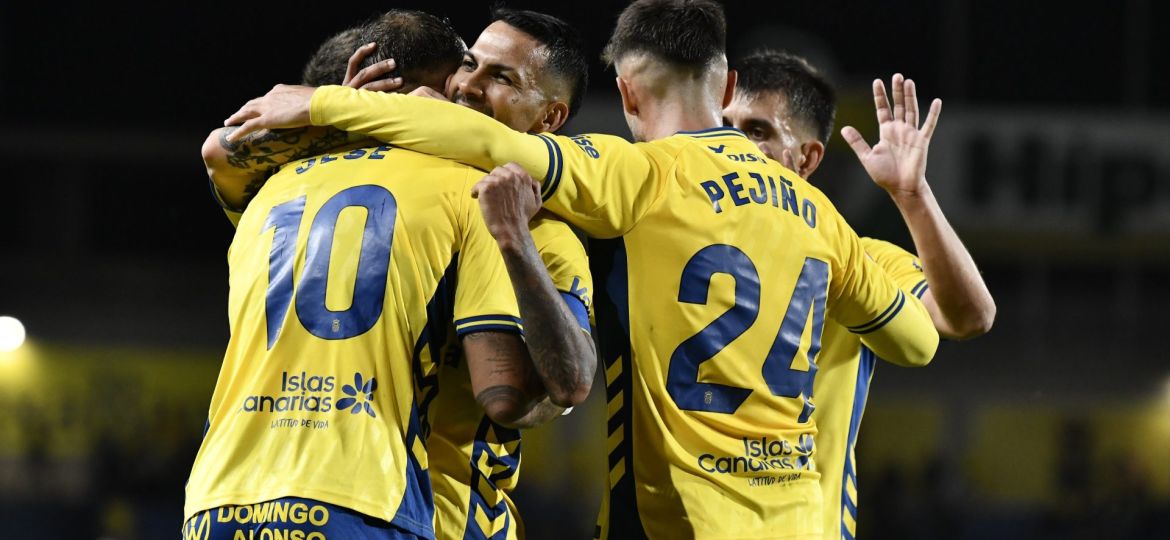 Abrazo entre Jesé y Jonathan Viera (C. Torres)
