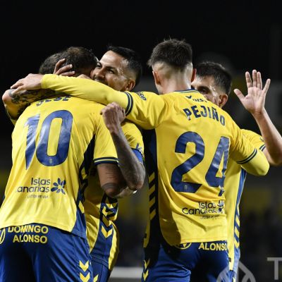 Abrazo entre Jesé y Jonathan Viera (C. Torres)