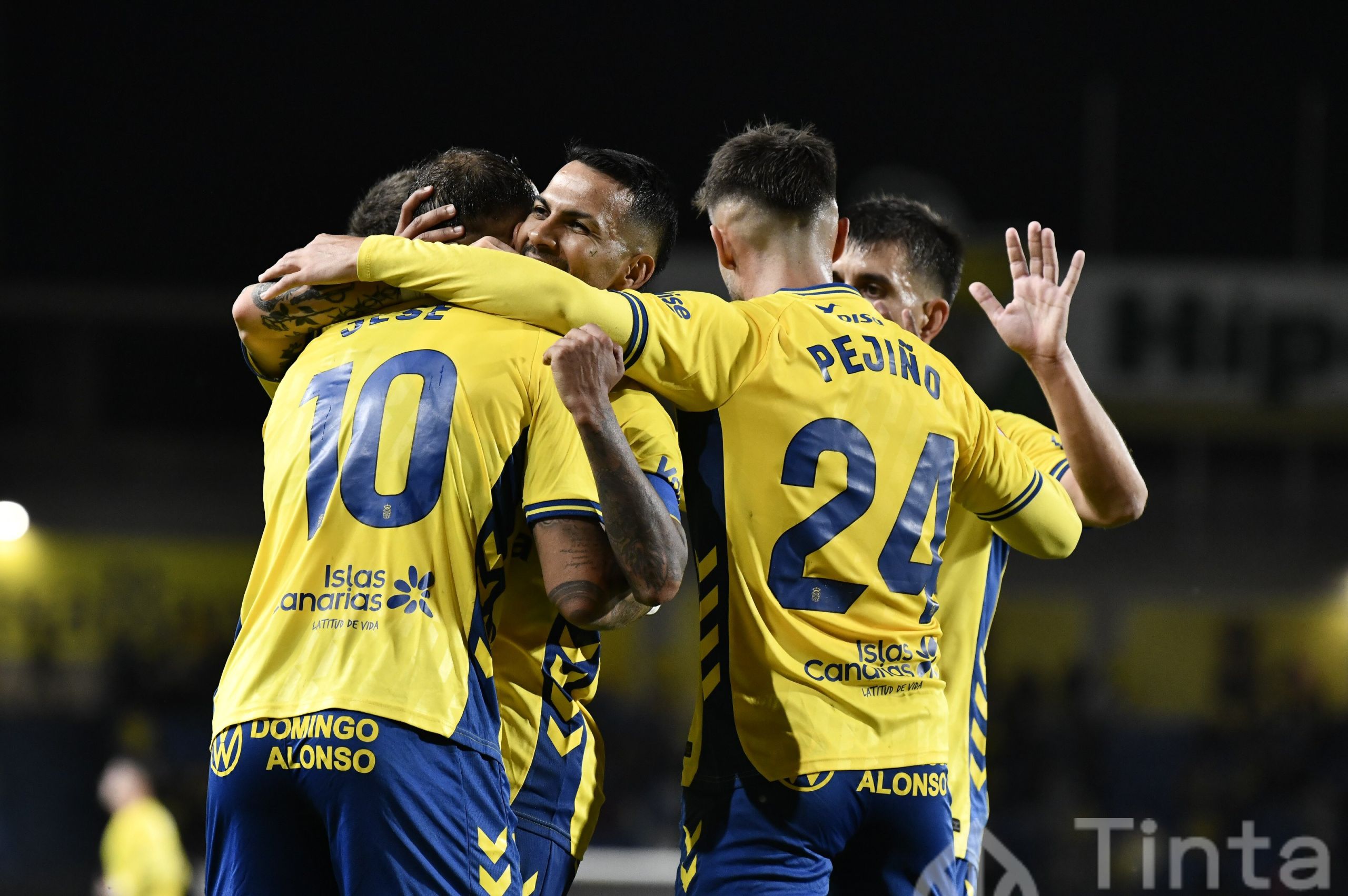 Abrazo entre Jesé y Jonathan Viera (C. Torres)
