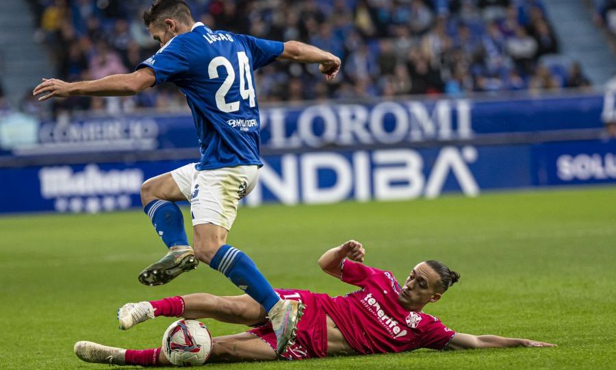 Acción defensiva del Real Oviedo - CD Tenerife (LaLiga)
