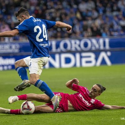 Acción defensiva del Real Oviedo - CD Tenerife (LaLiga)