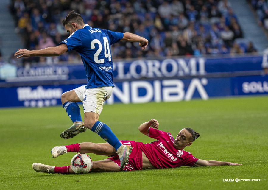 Acción defensiva del Real Oviedo - CD Tenerife (LaLiga)