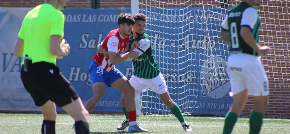 Acción del partido ante el Navalcarnero (CD Atlético Paso)