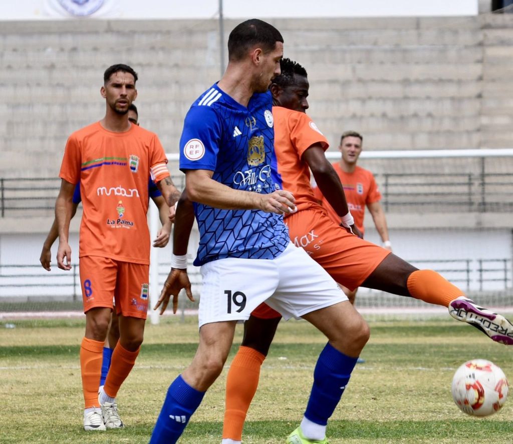 Acción del partido en el Antonio Domínguez (@CDMarinoOficial)