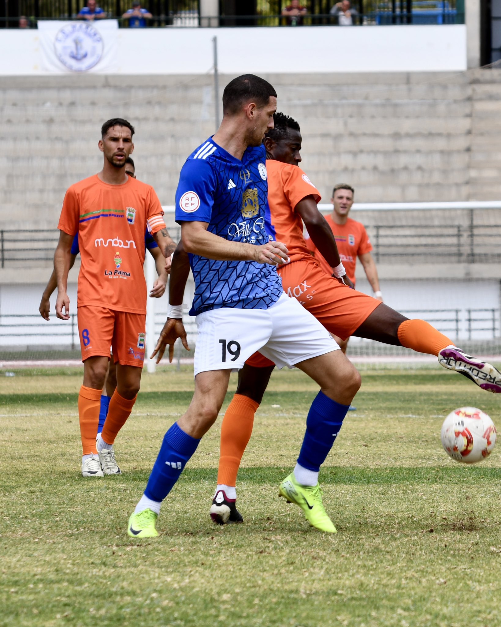 Acción del partido en el Antonio Domínguez (@CDMarinoOficial)