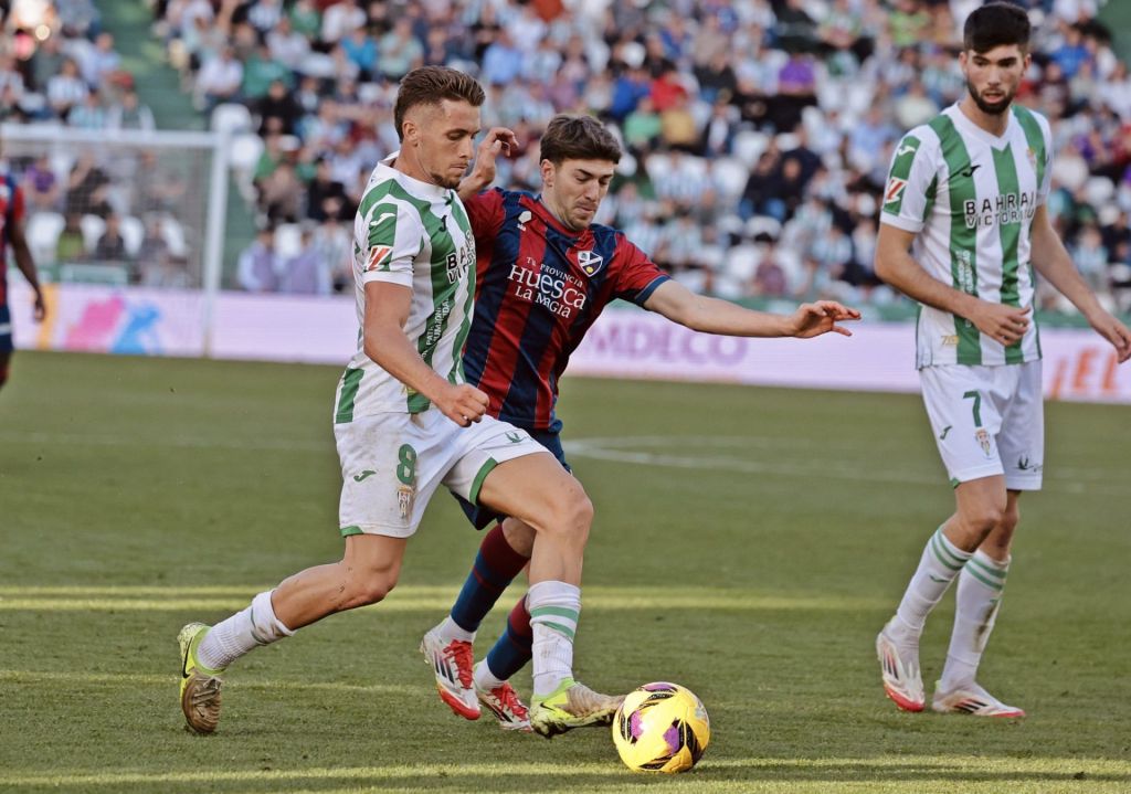 Acción del partido en el Nuevo Arcángel entre los blanquiverdes y el Huesca (@CordobaCF_ofi)
