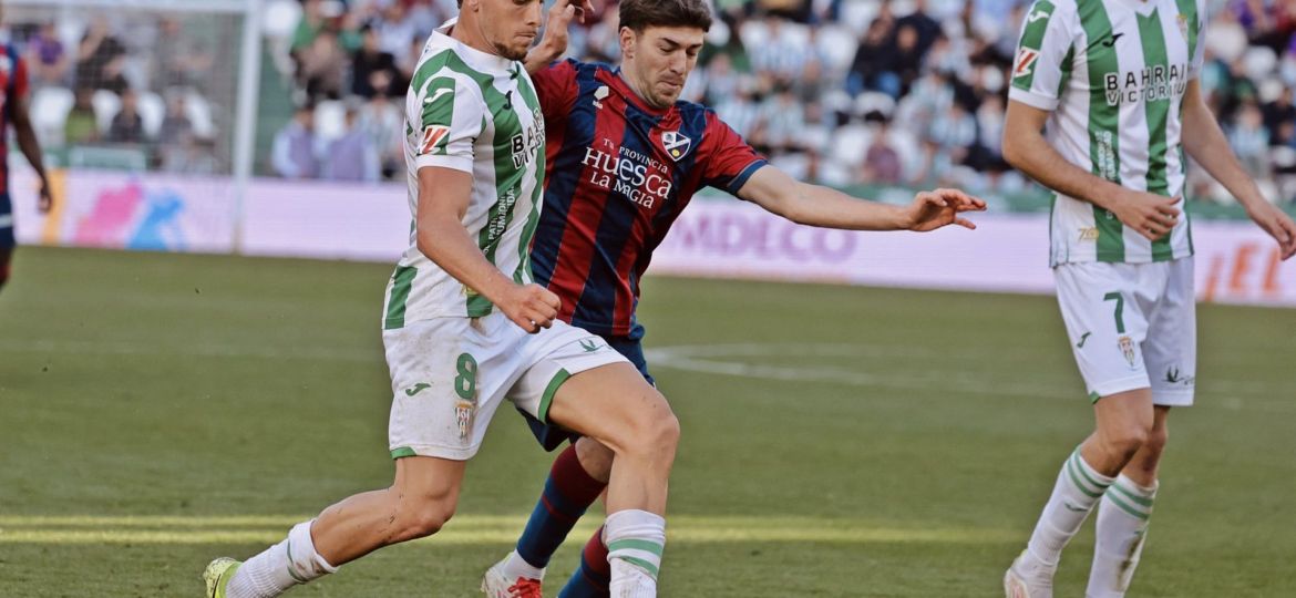 Acción del partido en el Nuevo Arcángel entre los blanquiverdes y el Huesca (@CordobaCF_ofi)