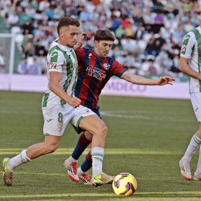 Acción del partido en el Nuevo Arcángel entre los blanquiverdes y el Huesca (@CordobaCF_ofi)