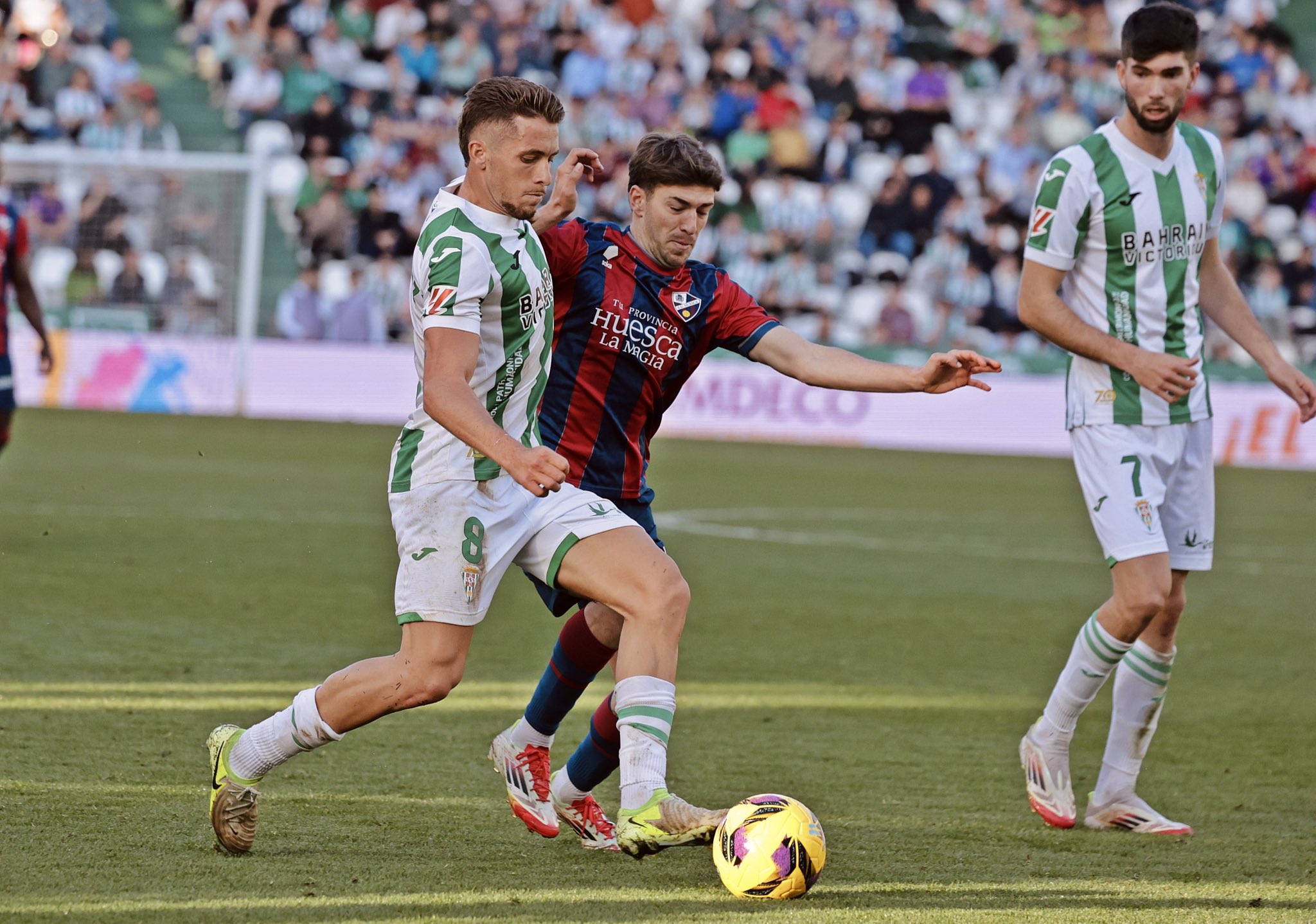 Acción del partido en el Nuevo Arcángel entre los blanquiverdes y el Huesca (@CordobaCF_ofi)