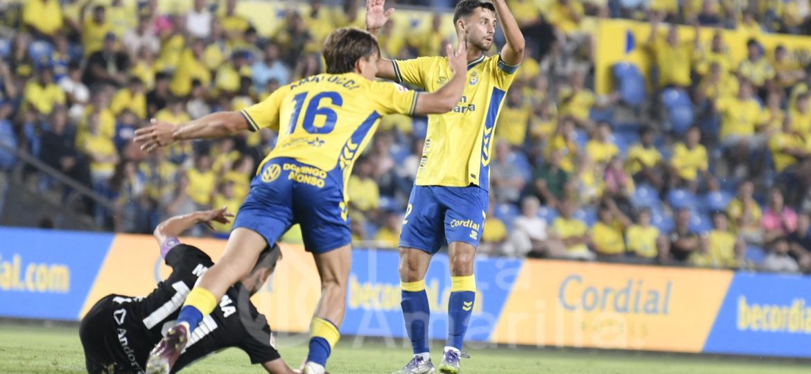 Acción del partido entre Las Palmas y el Andorra (TINTAAMARILLA.ES)