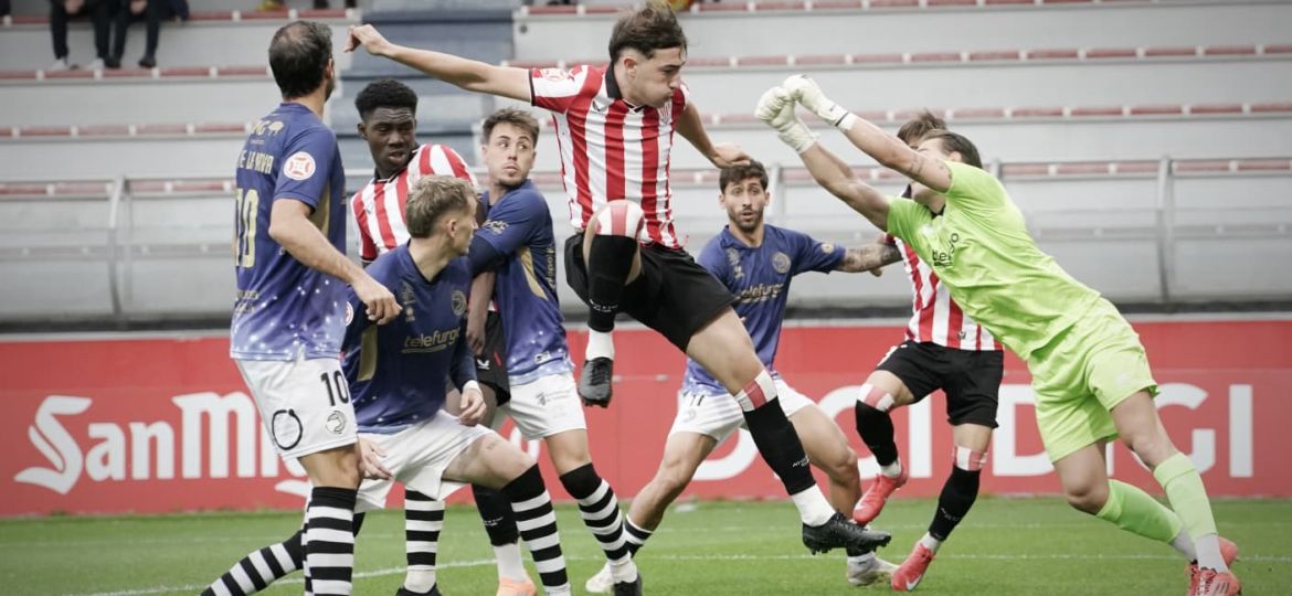 Acción del partido entre el filial rojiblanco y Unionistas (@AthleticClub)