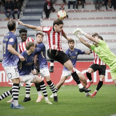 Acción del partido entre el filial rojiblanco y Unionistas (@AthleticClub)
