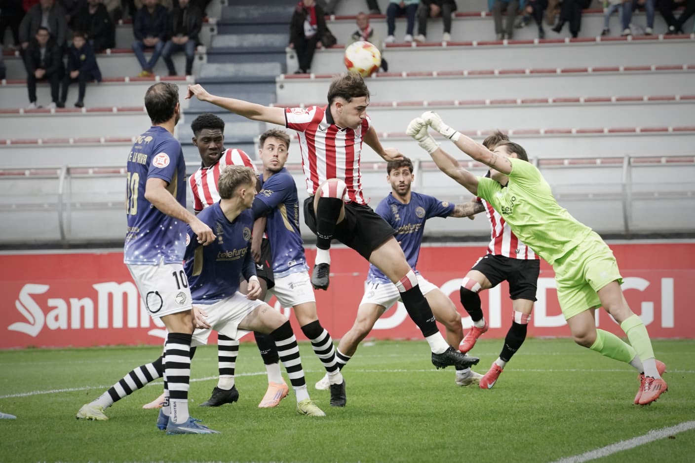 Acción del partido entre el filial rojiblanco y Unionistas (@AthleticClub)