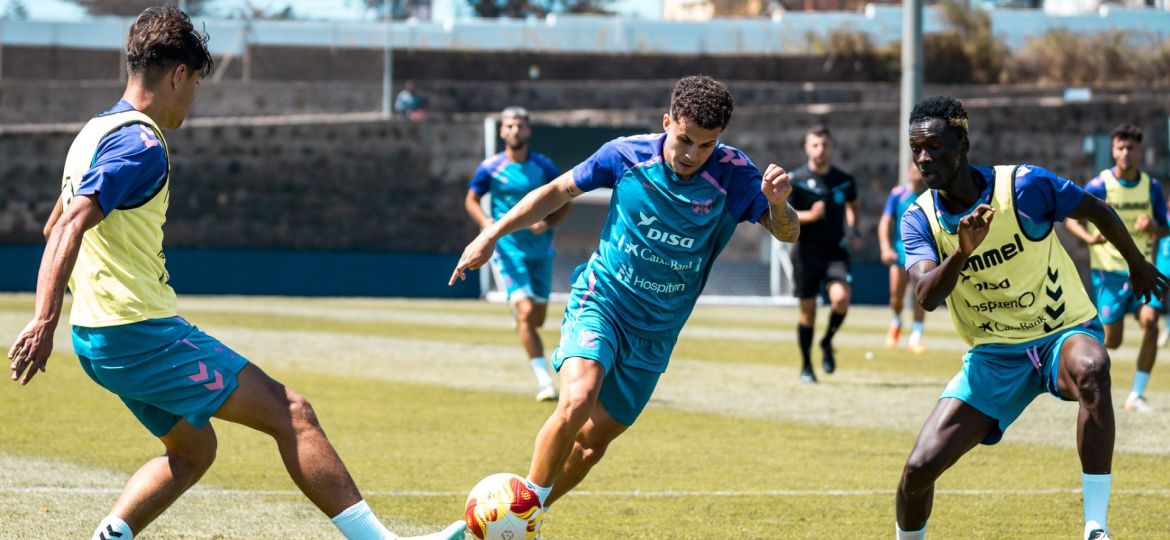 Acción del partido entre el primer equipo y el filial (CD Tenerife)