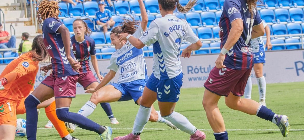 Acción del partido entre las blanquiazules y el Eibar (CD Tenerife)