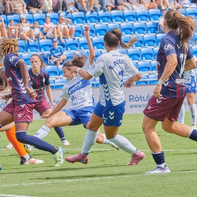 Acción del partido entre las blanquiazules y el Eibar (CD Tenerife)