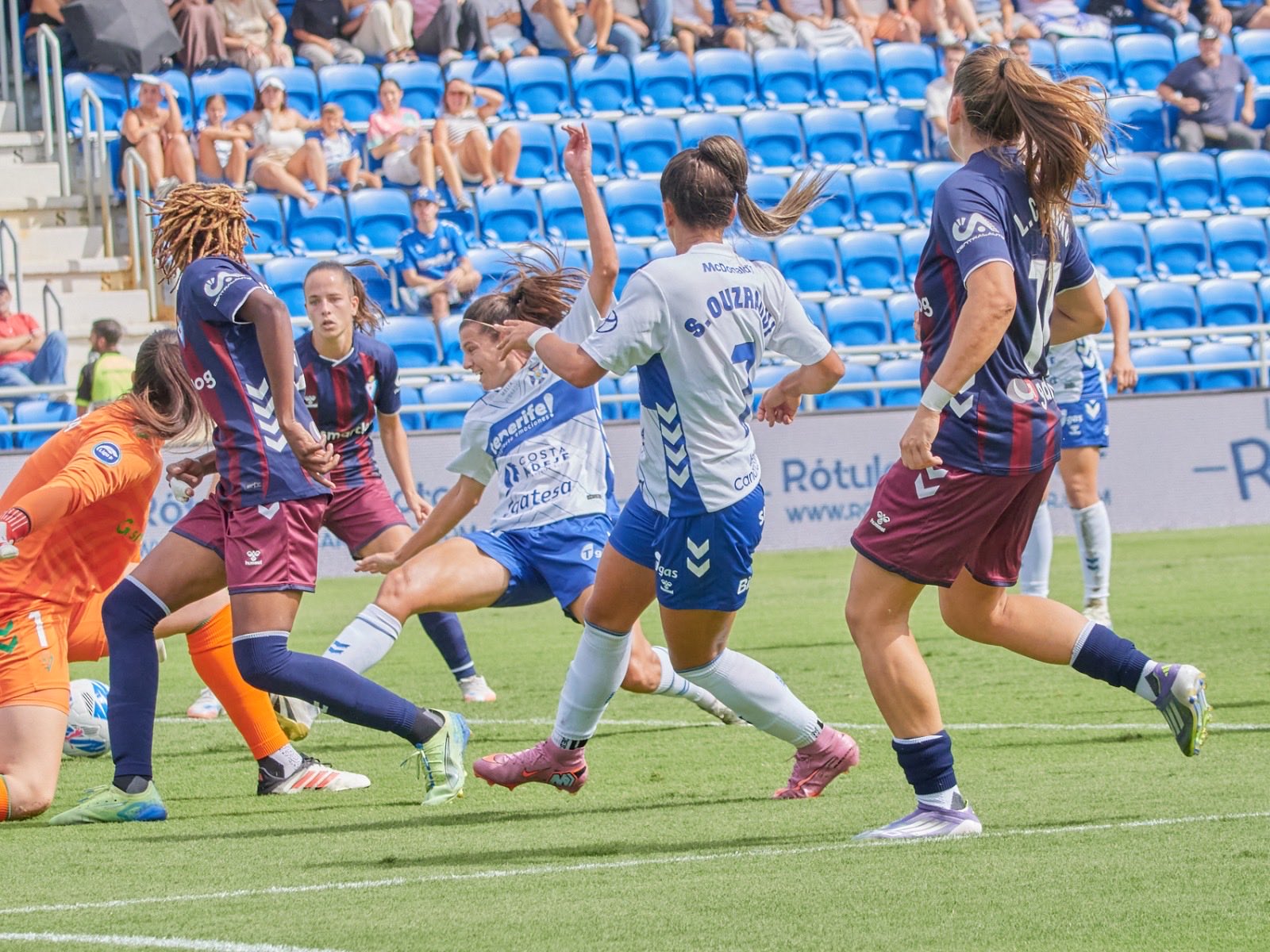 Acción del partido entre las blanquiazules y el Eibar (CD Tenerife)