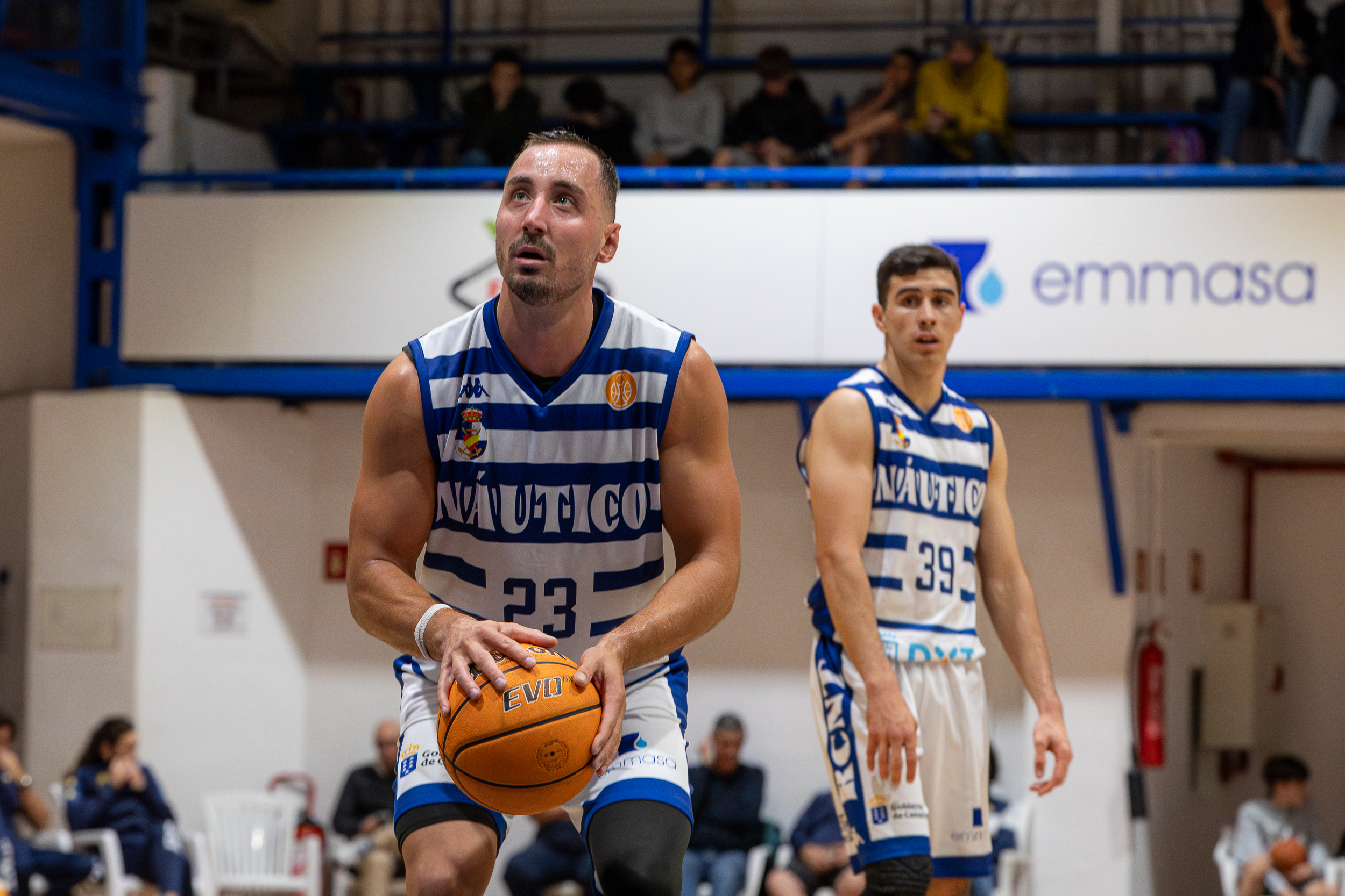 Adnan Omeragic se prepara para tirar a canasta en un partido del Náutico (CEDIDA).
