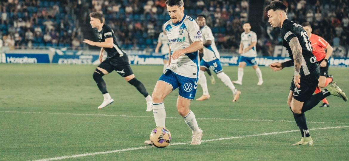 Adrián Guerrero contra el Elche (@CDTOficial)