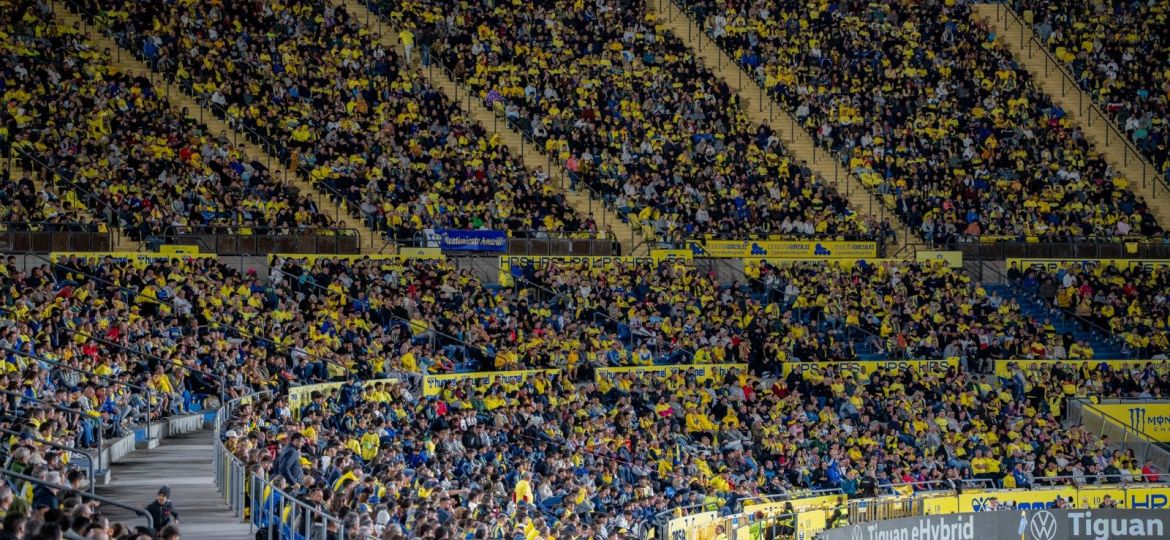 Afición amarilla en Gran Canaria (@UDLP_Oficial)